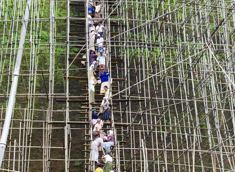 Anuradhapura, operai al lavoro sulle impalcature del dagoba Abhayagiri (Christian Kober/John Warburton-Lee/Cuboimages).